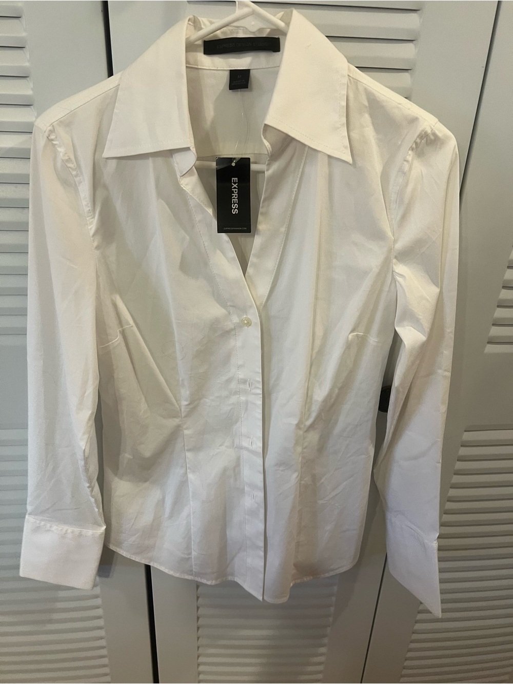 Express women's white long-sleeve button-up dress shirt NWT size M